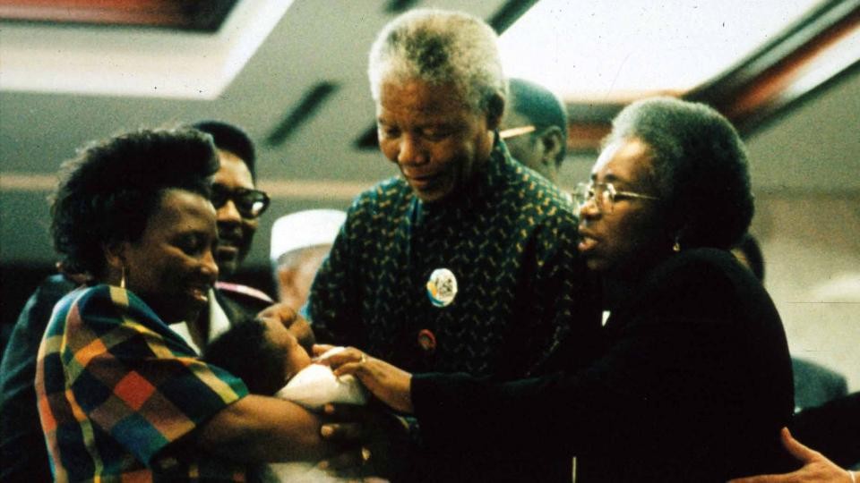 Nelson Mandela vaccinant un enfant durant la campagne Bouter la polio hors d'Afrique en 1996